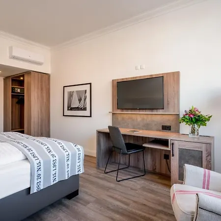 Yachtclub Hotel 4*