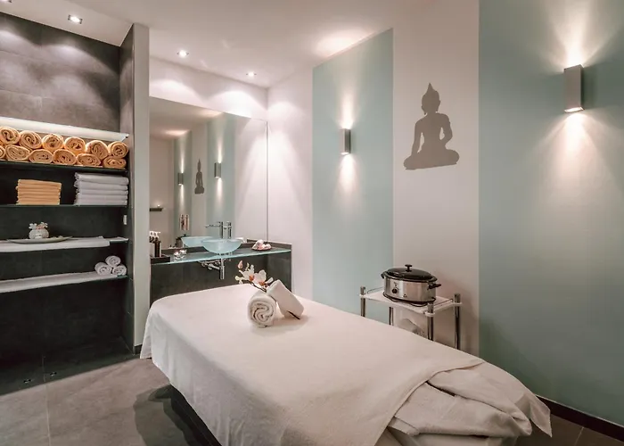 Yachtclub فندق 4*